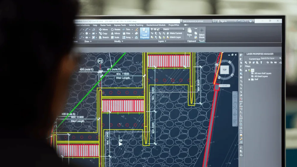 วิศวกรเปิดแบบงานบนโปรแกรม CAD ที่ระบุขนาดเป็นหน่วยมิลลิเมตร